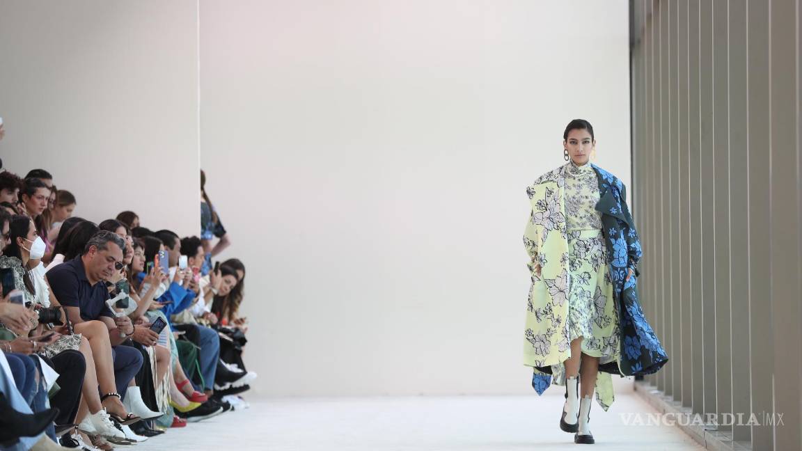 $!Modelos lucen creaciones de diseñador mexicano Armando Takeda en el tercer día de actividades del Mercedes-Benz Fashion Week, en Ciudad de México.