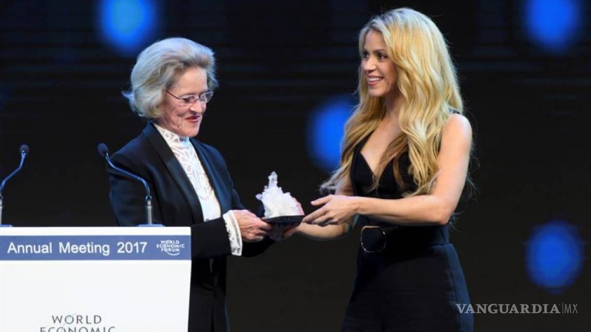 Foro de Davos otorga a Shakira un premio por su apoyo a la educación
