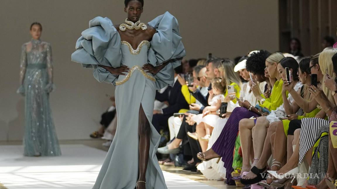 $!Una modelo luce una creación en el desfile de la colección de alta costura otoño/invierno 2022-2023 de Elie Saab en París.