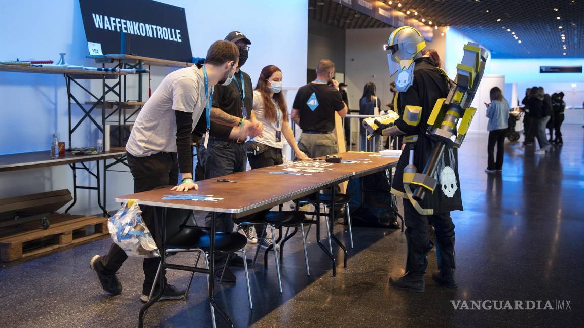 $!Un cosplayer muestra su arma en un puesto de control de armas ‘Waffenkontrolle’ en la convención ‘Fantasy Basel - The Swiss Comic Con 2021’ en Basilea, Suiza. EFE/EPA/Peter Klaunzer