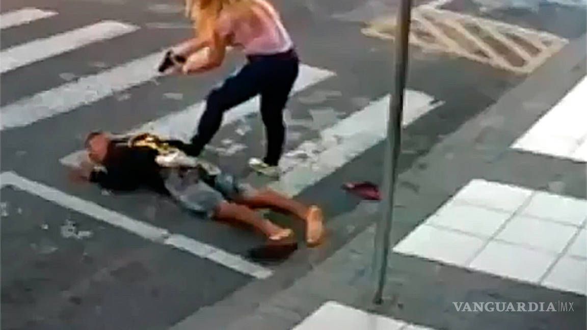 Mujer policía mata a asaltante en 'Día de las Madres' (video)