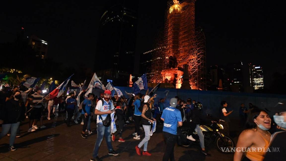 $!Después de 23 años en silencio, así celebran aficionados al campeón Cruz Azul