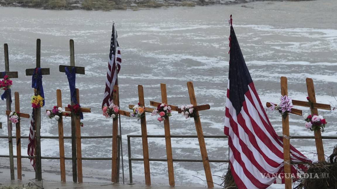 $!La lluvia cae sobre un monumento improvisado para las víctimas de las inundaciones a lo largo del río Guadalupe, el 13 de julio de 2025, en Kerrville, Texas.