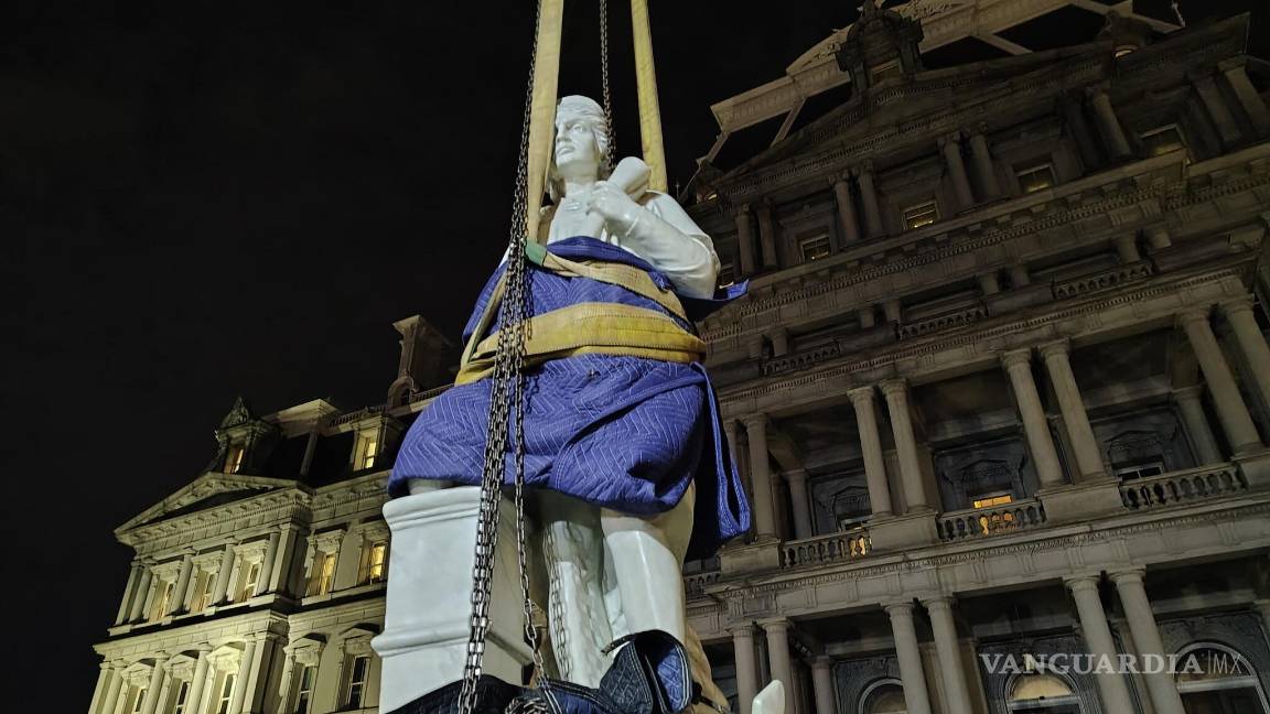 $!Una estatua de Cristóbal Colón siendo colocada en su lugar en el Edificio de Oficinas Ejecutivas Eisenhower en Washington.