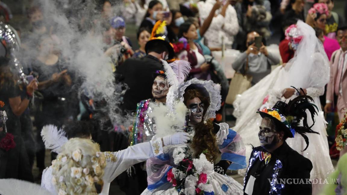 $!Decenas de personas participan en un desfile de catrinas en Ciudad de México (México).