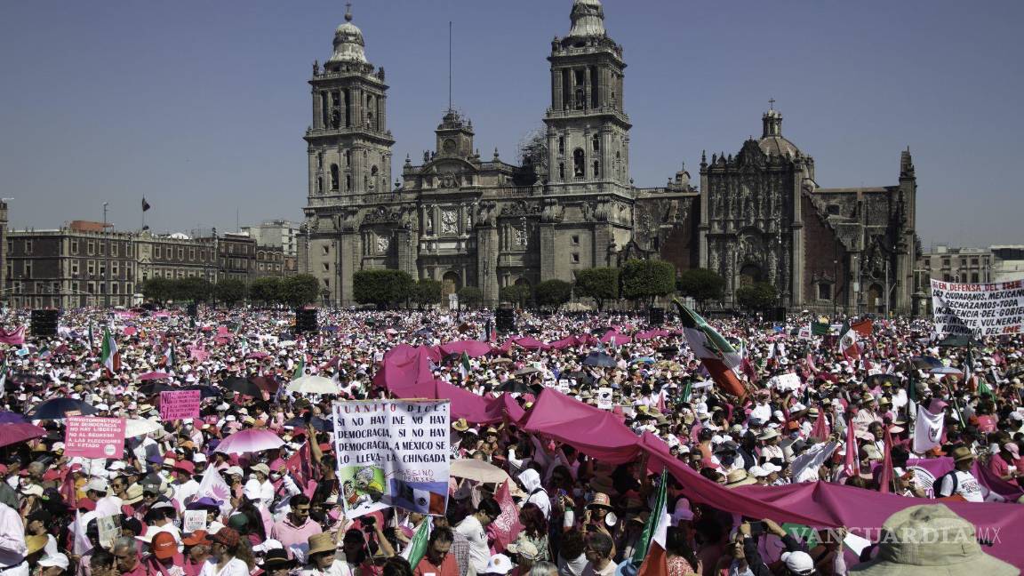 $!Miles de personas asisten a la convocatoria en el Zócalo de CDMX para sumarse a la marcha #MivotoNoseToca #Inenosetoca.