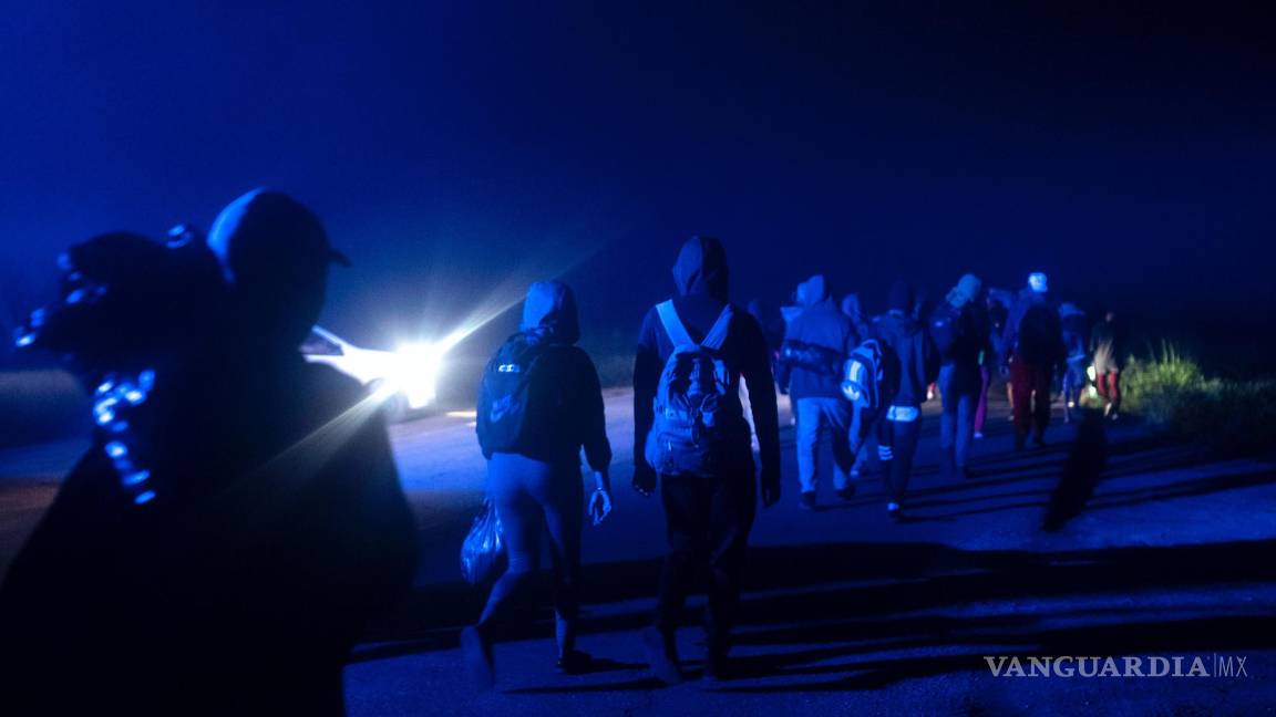 $!Los migrantes reanudan su viaje hacia la frontera entre Estados Unidos y México caminando por una carretera en el estado de Veracruz, México.