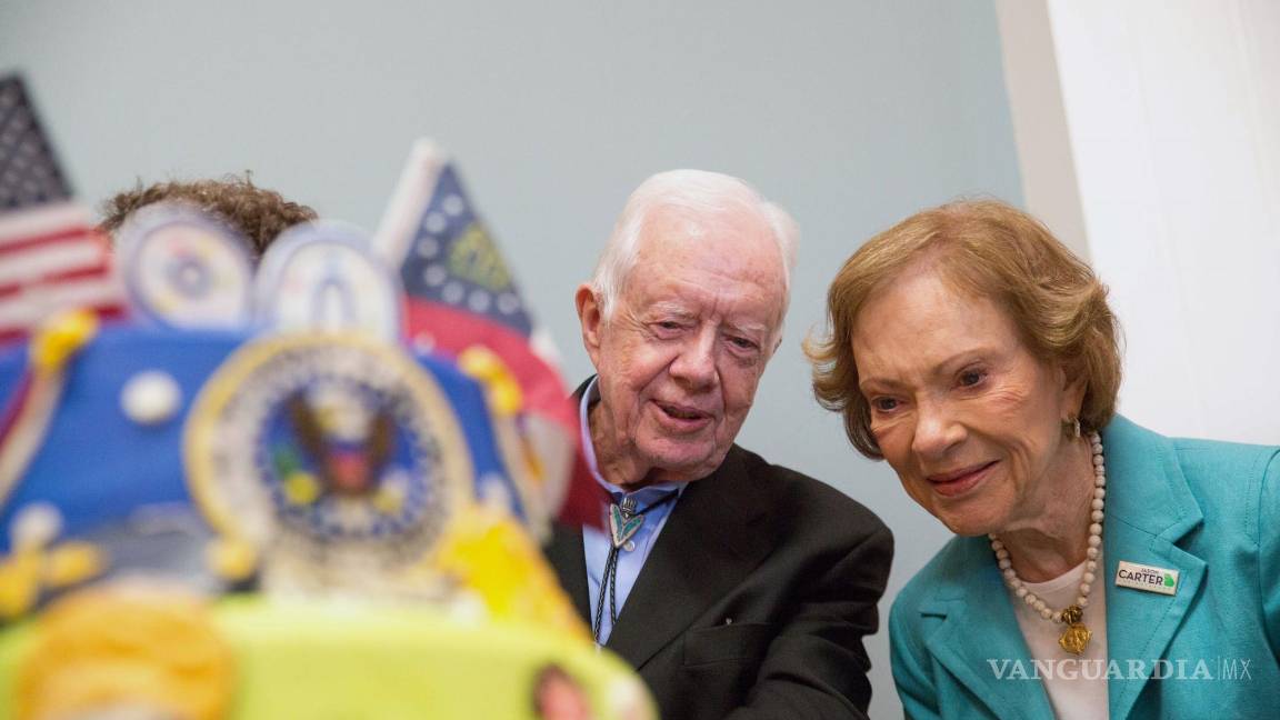 $!En esta fotografía de archivo del sábado 4 de octubre de 2014, el ex presidente Jimmy Carter, a la izquierda, y la ex primera dama Rosalynn Carter miran un pastel de cumpleaños durante la celebración del 90 cumpleaños de Jimmy Carter en la Universidad Georgia Southwestern, en Americus, Georgia. AP/Branden Camp