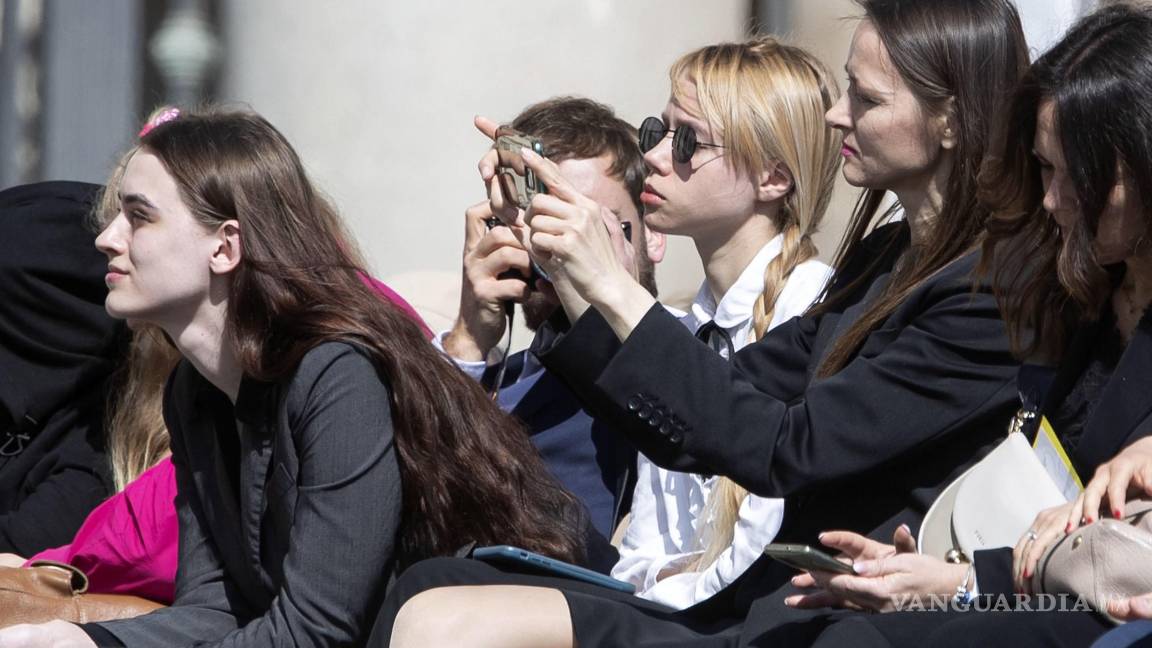 $!Kateryna Prokopenko (C-R), esposa de Denys Prokopenko, Comandante del Regimiento Azov a, asiste a la audiencia general semanal del Papa Francisco.