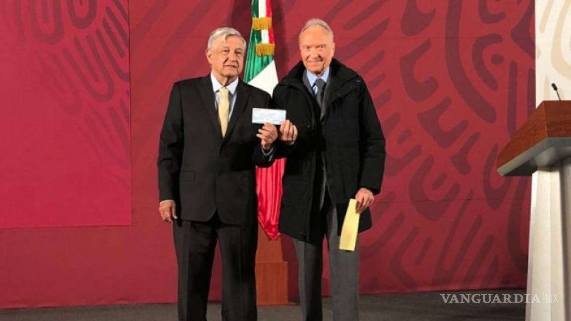 Gertz Manero entrega cheque por 2 mmdp recuperados por combate a la corrupción