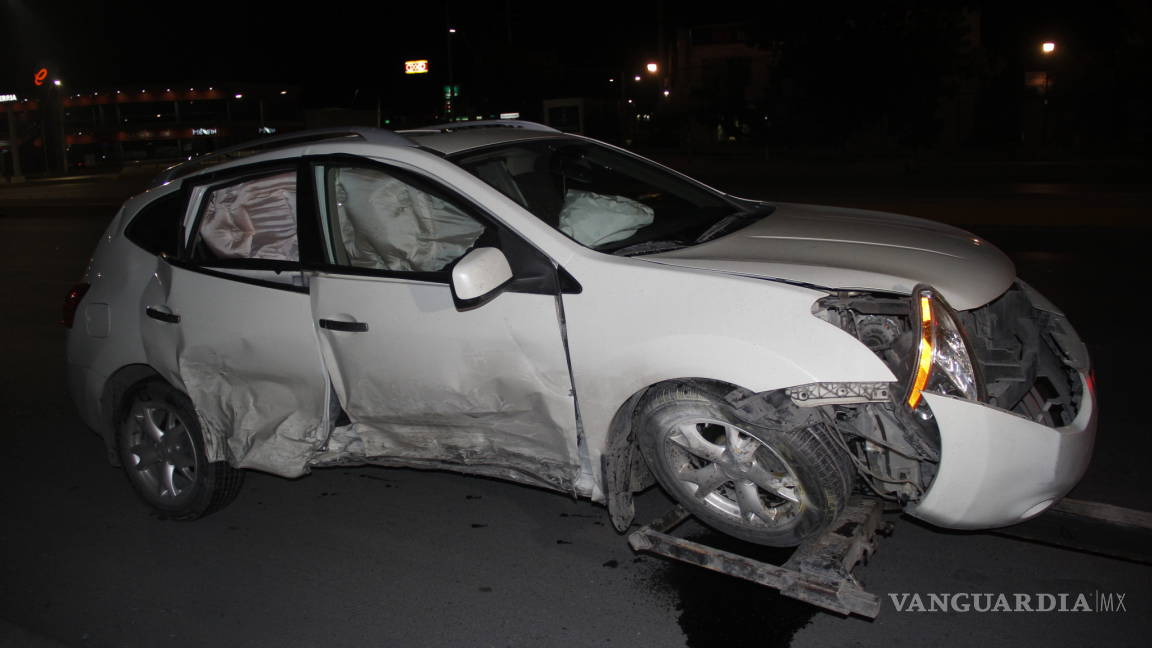 Quedan vehículos destrozados tras accidente en Saltillo