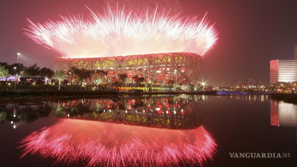 $!Fuegos artificiales sobre el Estadio Nacional durante la ceremonia de apertura de los Juegos Olímpicos de Beijing 2008 en Beijing. AP/Bullit Marquez