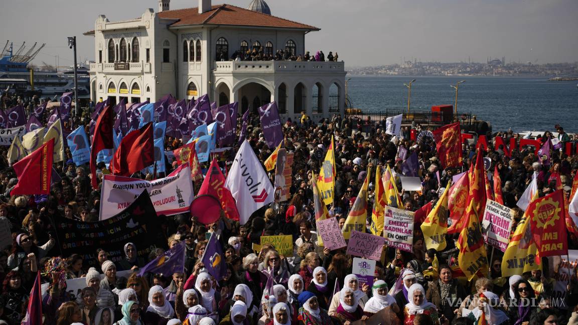 $!Las mujeres asisten a una protesta en conmemoración del Día Internacional de la Mujer en Estambul, Turquía.