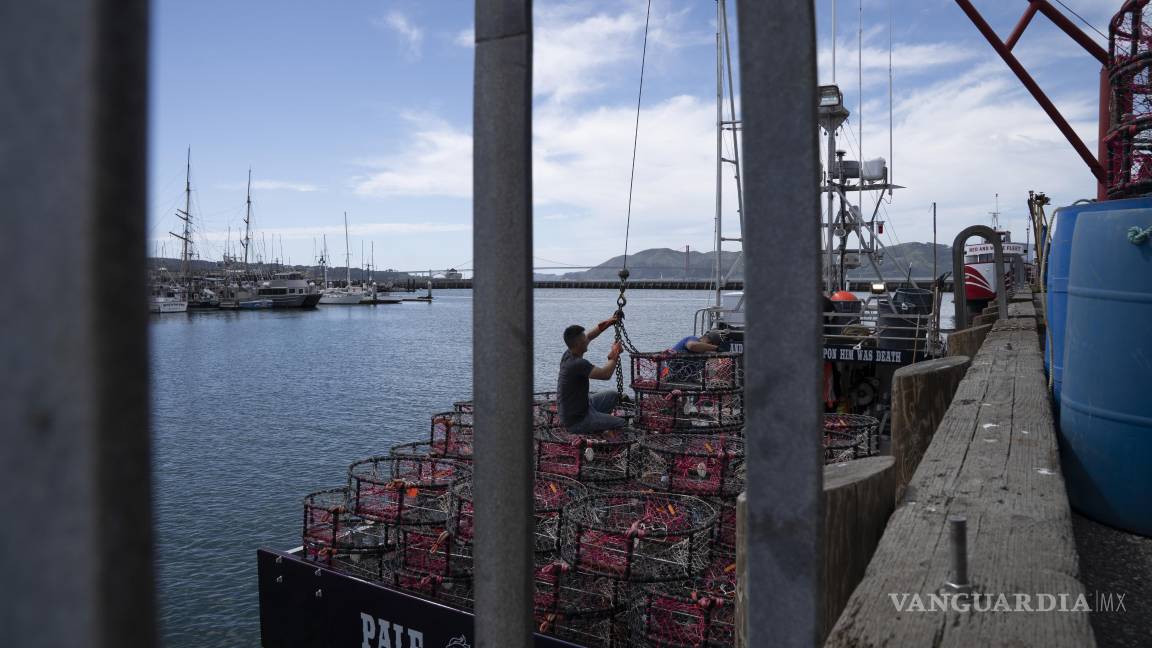 $!El mandatario instruyó a revisar normas que afectan a la pesca, la acuicultura y el procesamiento de pescado en Estados Unidos | Foto: AP