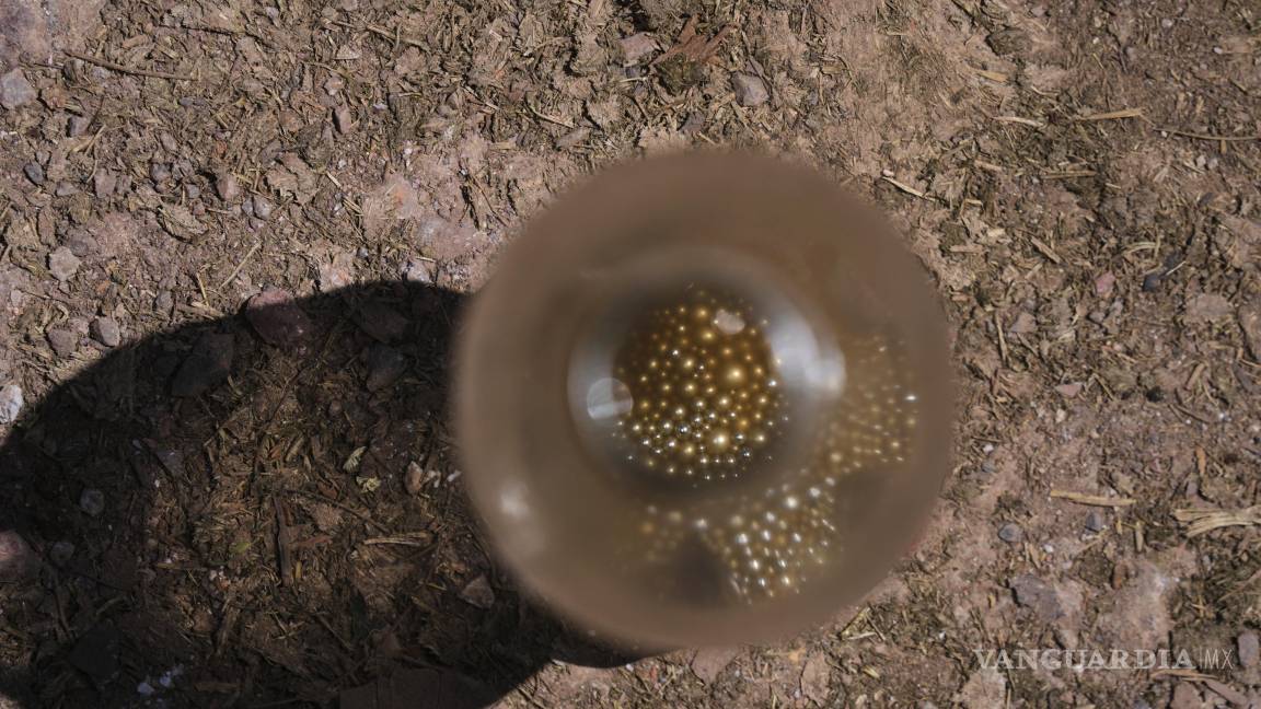 $!Una muestra de mercurio se exhibe en una botella de Coca-Cola en San Joaquín, Querétaro.
