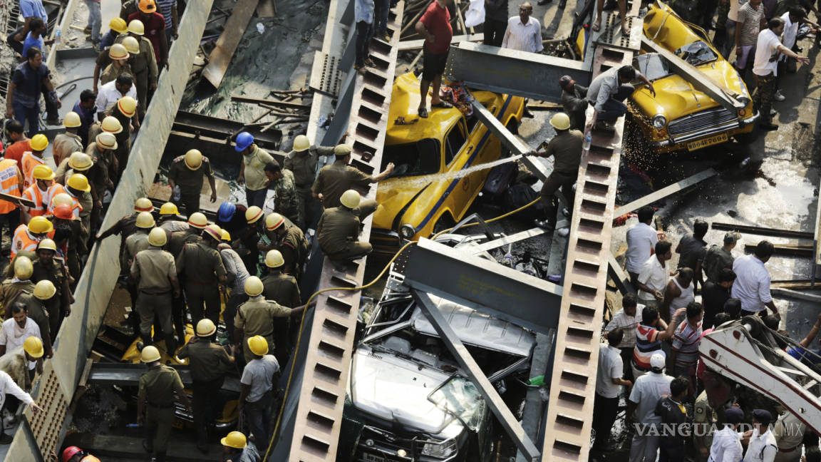 Cae paso elevado en India; suman 21 muertos