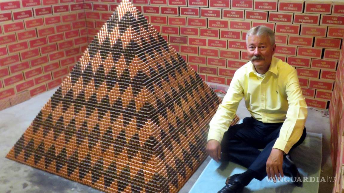 Cory Nielsen, quiere establecer un récord mundial con un pirámide hecha con millón de centavos