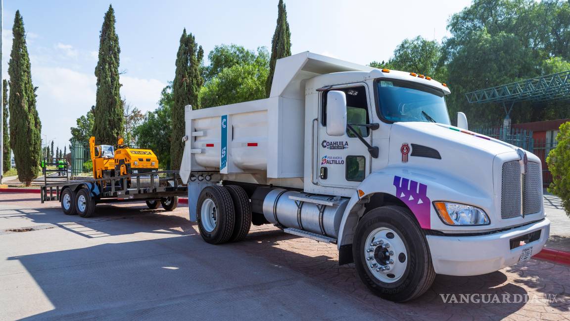 $!Dos camiones materialistas de reciente adquisición ya son utilizados en las labores de bacheo.