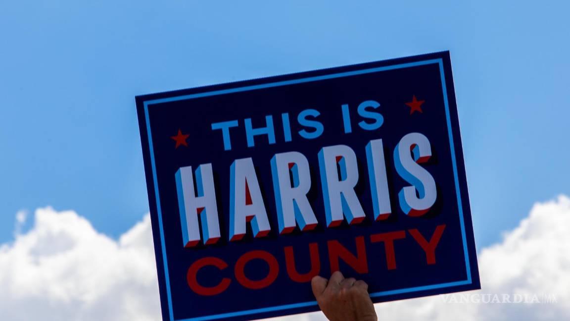 $!Un simpatizante levanta un cartel mientras espera asistir al mitin de campaña de la candidata demócrata Kamala Harris en el Shell Energy Stadium en Houston.