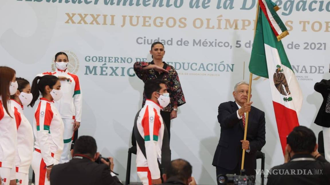 AMLO abandera a la delegación mexicana y Ana Paula Vázquez fue parte de la escolta