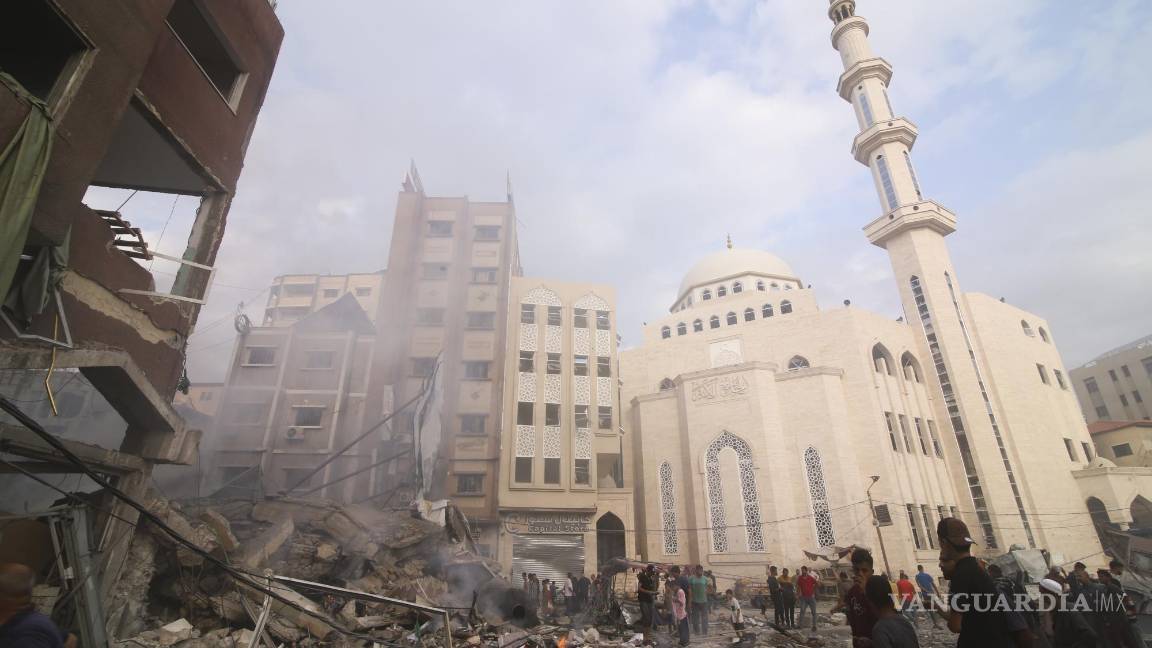 $!Los palestinos inspeccionan los daños del edificio destruido después de los ataques aéreos israelíes en Khan Younis, Franja de Gaza, el martes 10 de octubre de 2023. Los ataques tienen lugar luego del asalto de Hamas en Israel el fin de semana. (Foto AP/Hatem Ali)