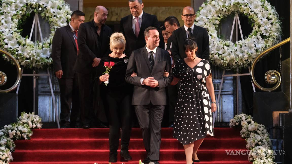 $!FOTOGALERÍA: Palacio de Bellas Artes rinde tributo al príncipe de la canción José José