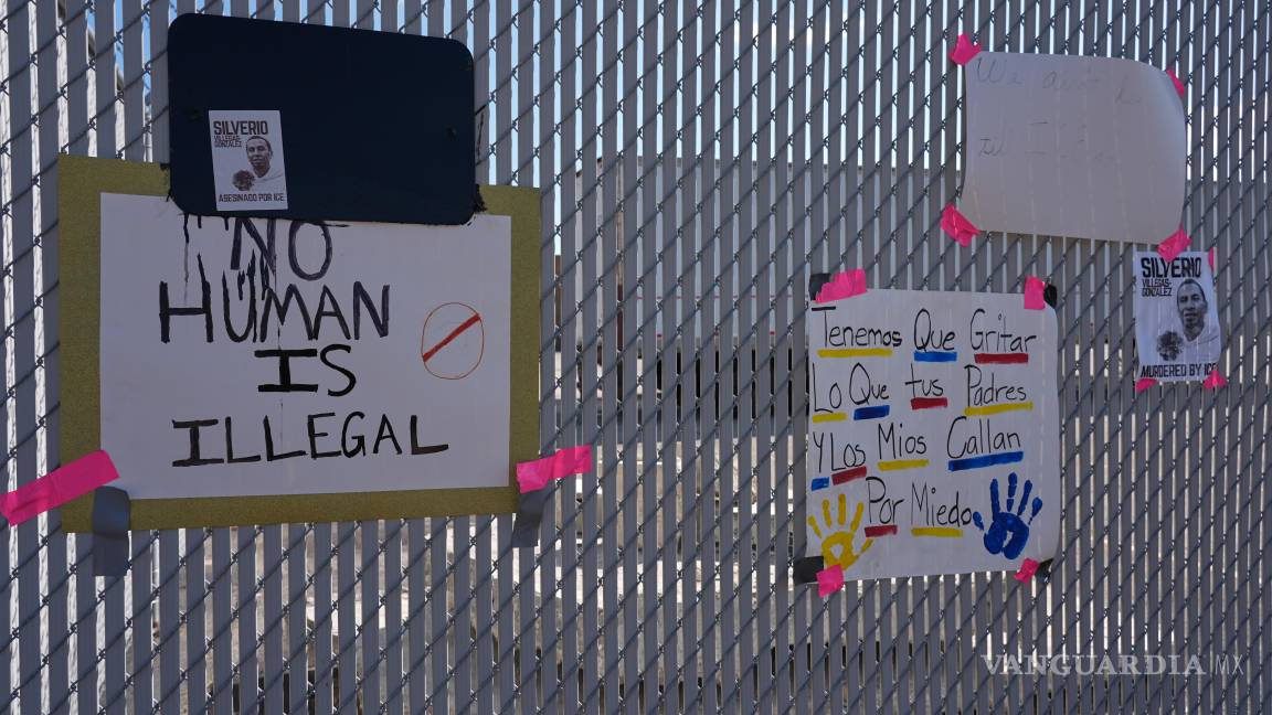 $!Carteles de protesta cuelgan de una valla afuera de un centro de procesamiento del ICE en el suburbio de Broadview, Illinois, de Chicago.