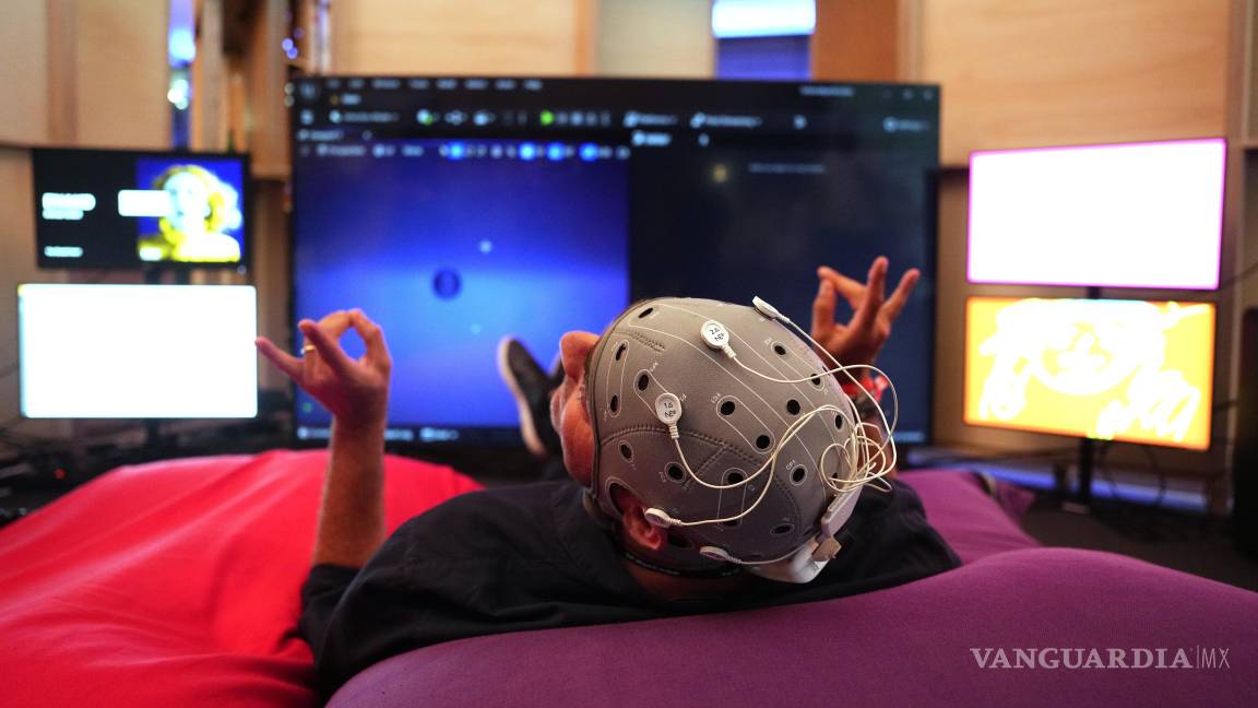 $!Una persona interactúa con la instalación Enakd una interfaz afectiva cerebro-ordenador impulsada por Inteligencia Artificial.