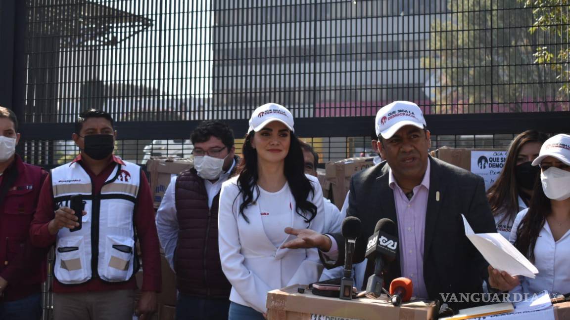 Excandidata de Morena entrega más de un millón de firmas para la revocación de mandato