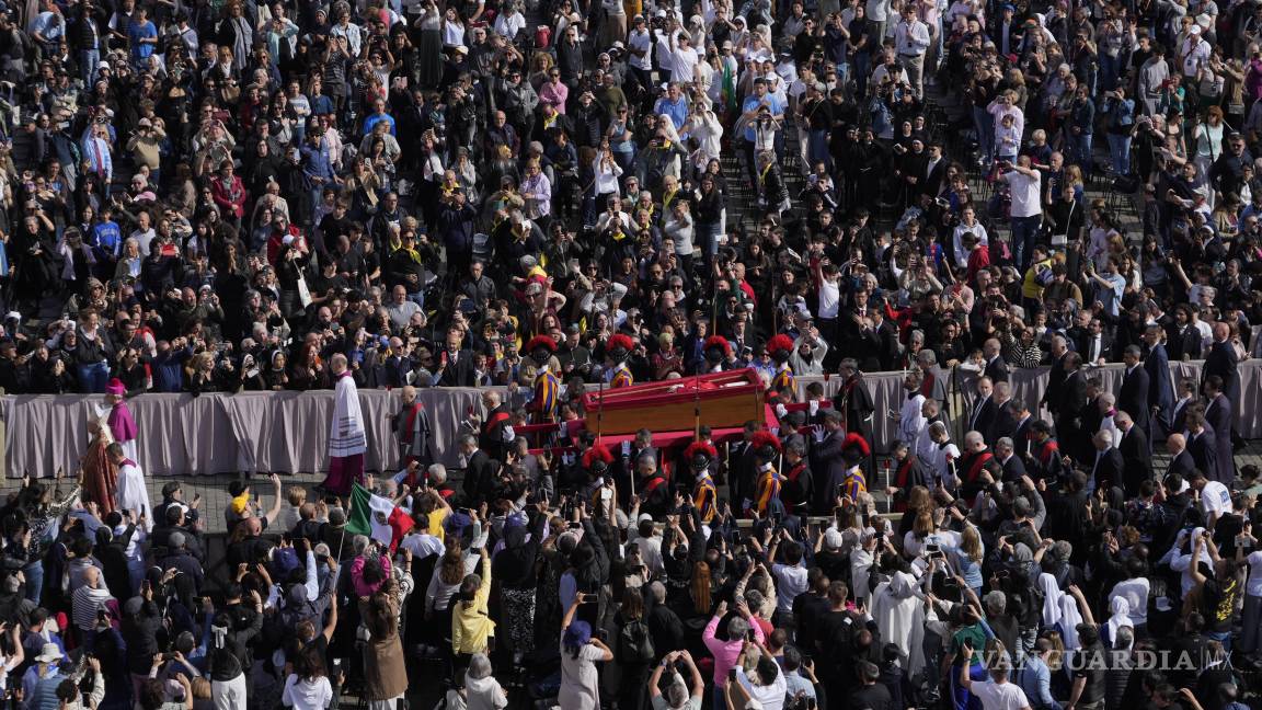 $!La ceremonia con el cuerpo del Papa Francisco, que permanecerá velado en la Basílica de San Pedro durante tres días, pasa entre la multitud en el Vaticano.