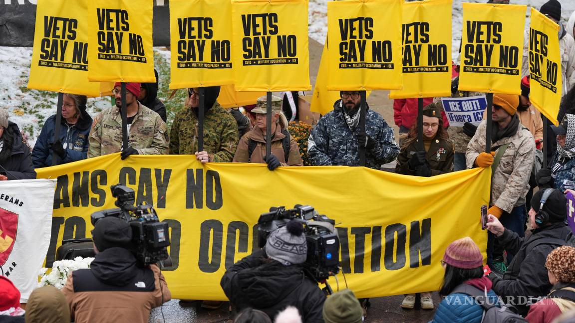 $!Veteranos se reúnen durante una protesta del Día de los Veteranos en Chicago.