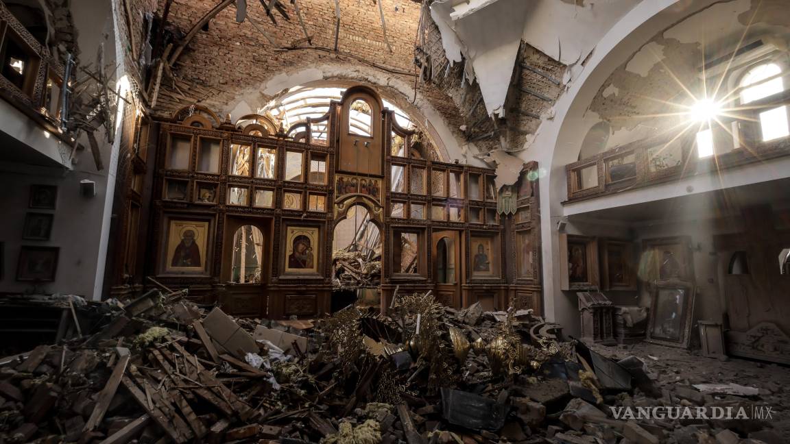 $!Una iglesia ortodoxa cristiana dañada en la ciudad de Kostyantynivka, en primera línea del frente en la región de Donetsk, Ucrania.