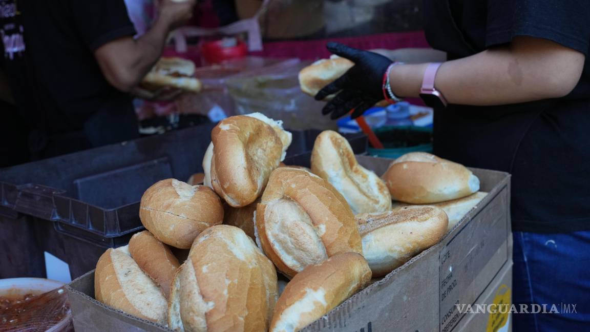 $!Bolillos, un pan tradicional mexicano, a la venta en un puesto callejero en Ciudad de México.