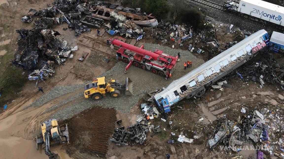 $!Rescatistas en el lugar de un choque de trenes en Tempe, a unos 376 kilómetros al norte de Atenas, cerca de la ciudad de Larisa, Grecia, el viernes 3 de marzo de 2023.