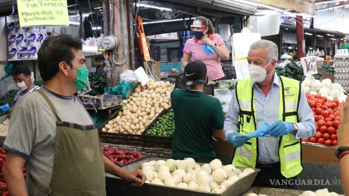 $!Alcalde de Torreón entrega a locatarios y clientes 2 mil cubre bocas en el Mercado Alianza