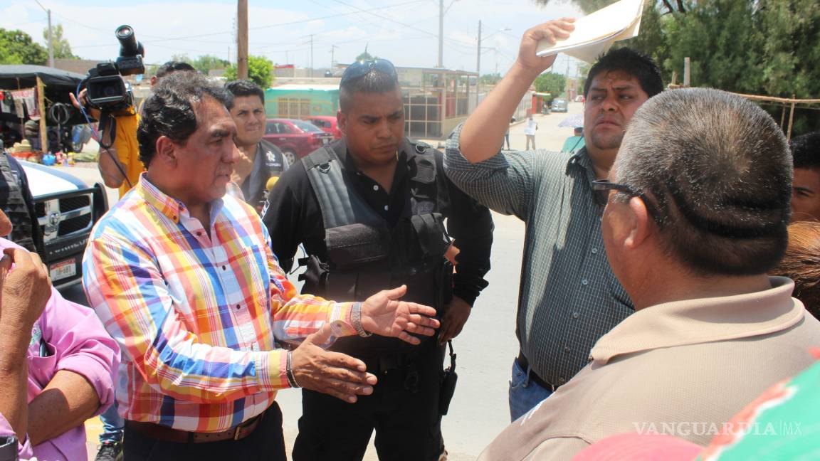 $!Habitantes de ejido de Viesca bloquean carretera por falta de agua