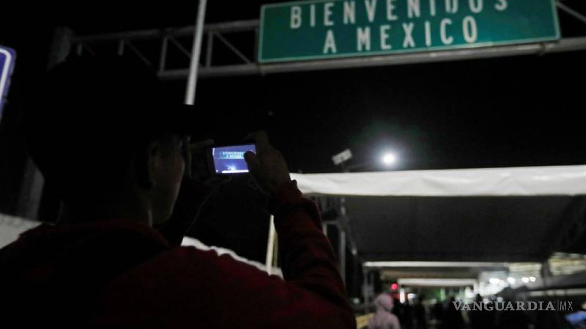 Irrumpen puente fronterizo de Chiapas mil 500 migrantes