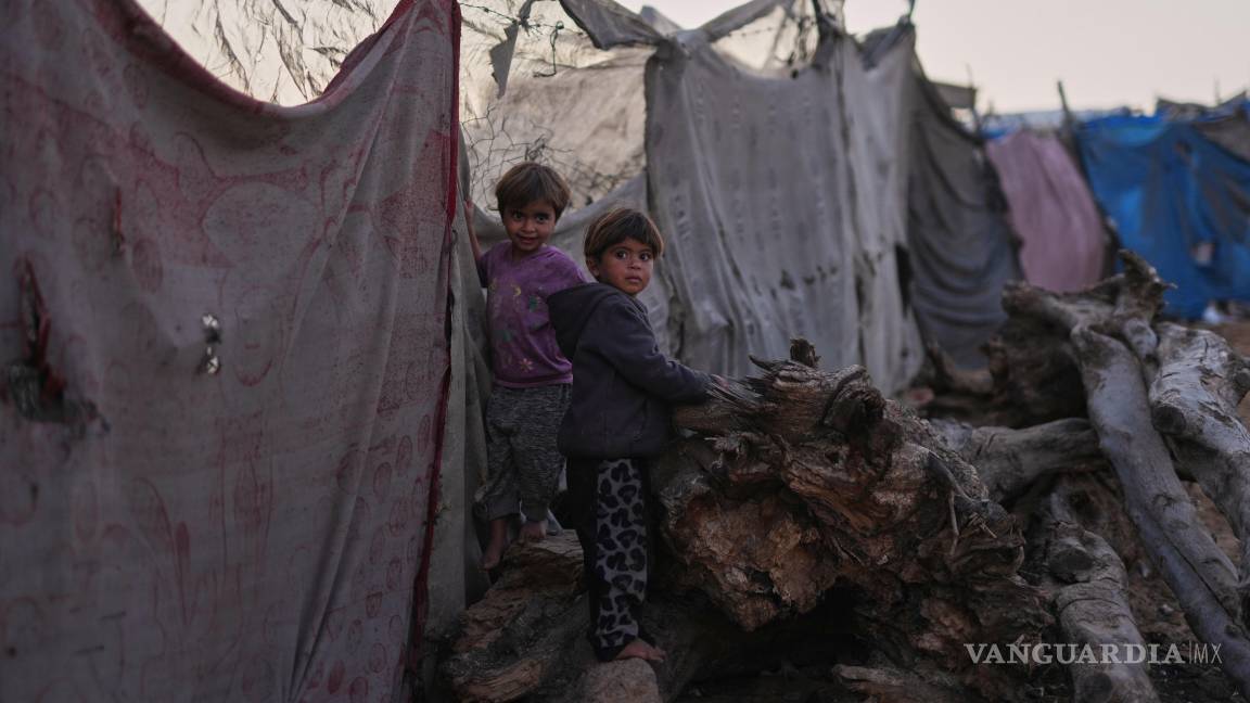 $!Niños palestinos miran a la cámara mientras juegan en un campamento improvisado para personas desplazadas en Zawayda, en la Franja de Gaza.