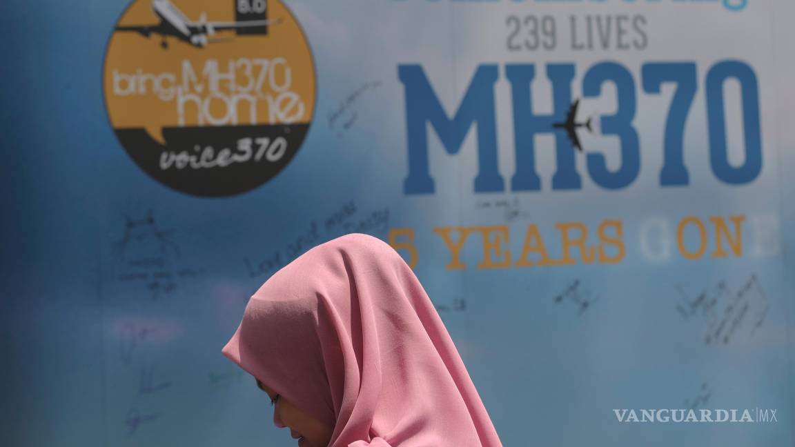 $!Una niña frente a un tablero de mensajes de condolencias durante el evento del Día del Recuerdo del MH370 en Kuala Lumpur, Malasia, el 3 de marzo de 2019.