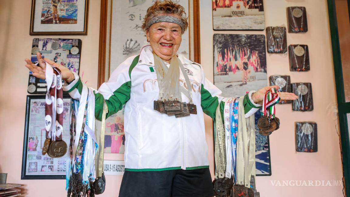 Maru Walls a sus 82 años es la mujer con más récords de nado en México