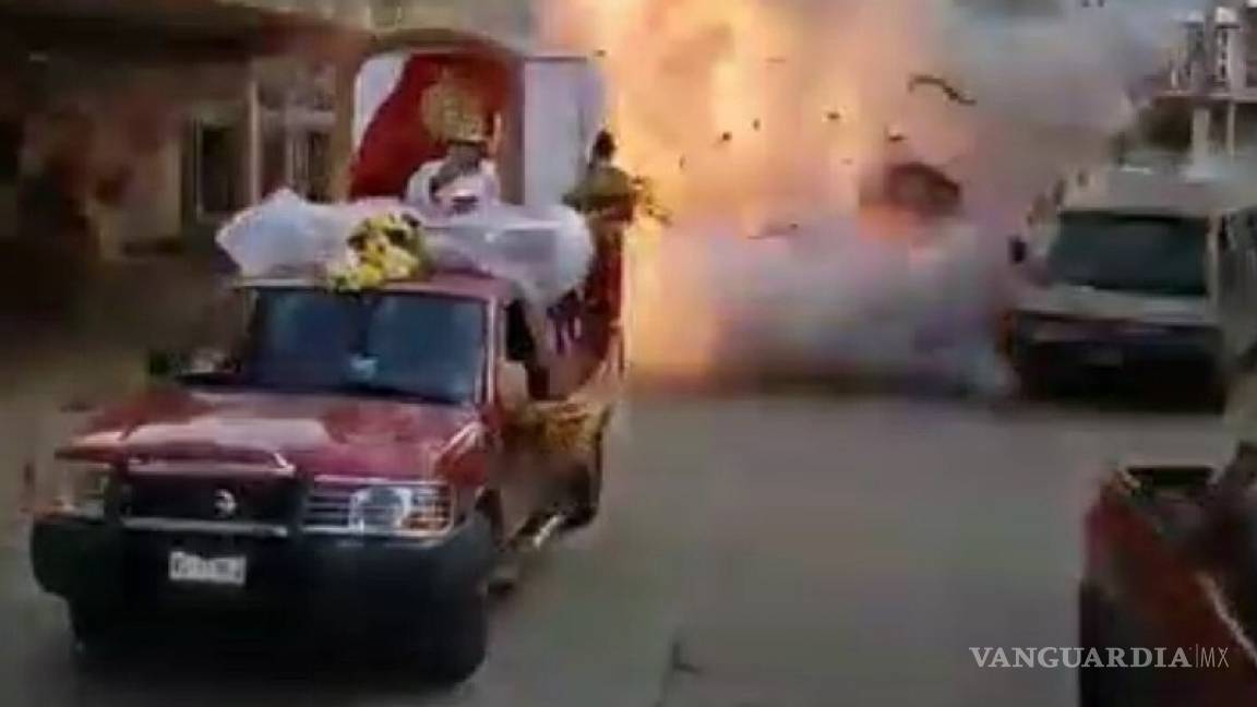 Hombre tronaba cohetes en procesión de Corpus Christi, explota su vehículo y muere en Macuspana, Tabasco (video)