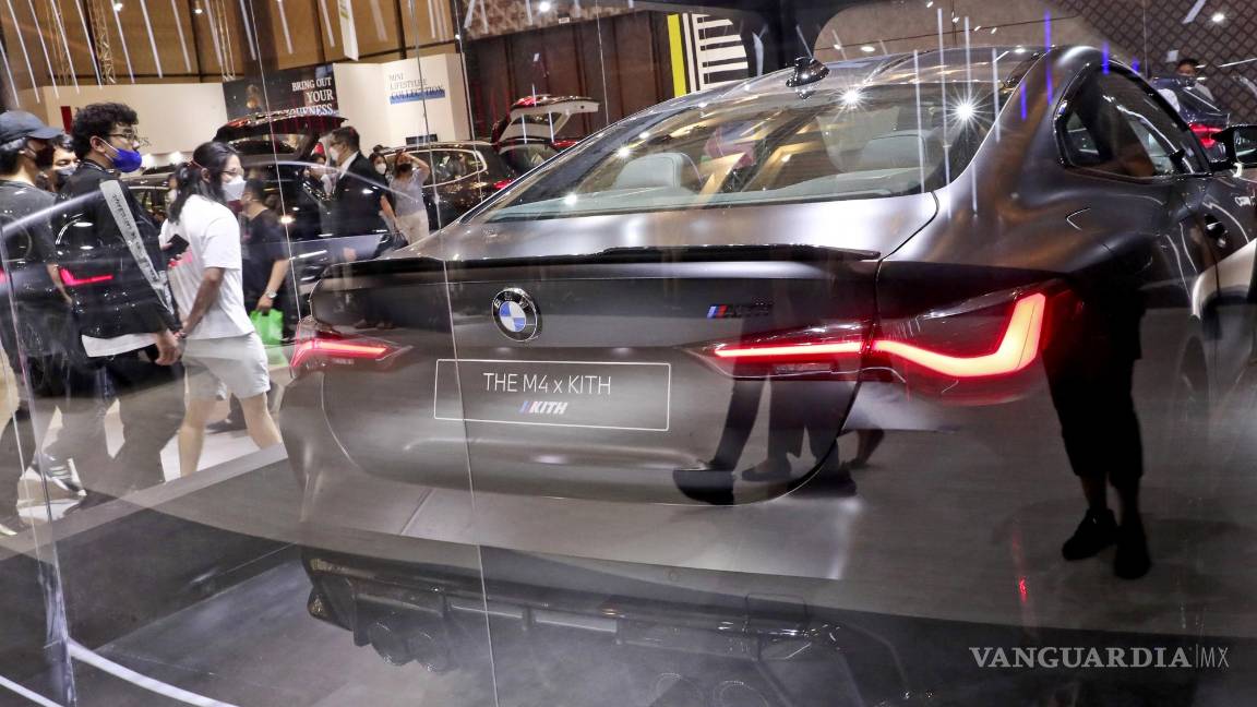 $!Los visitantes pasan junto a un BMW durante un salón del automóvil organizado por la Asociación de Industrias Automotrices de Indonesia (GAIKINDO) y titulado GAIKINDO Indonesia International Auto Show (GIIAS), en Tangerang, Indonesia. AP/Tatan Syuflana