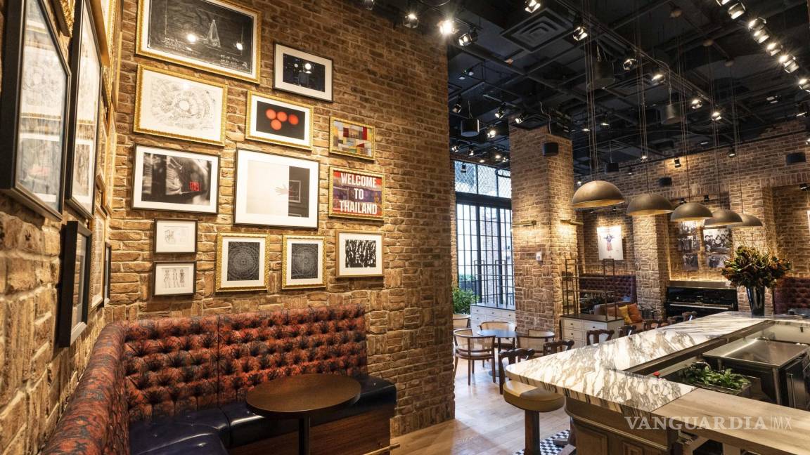 $!Bar y restaurante del Civilian, el nuevo hotel de Nueva York que rinde homenaje al distrito teatral de Broadway y a sus trabajadores. AP/Richard Drew
