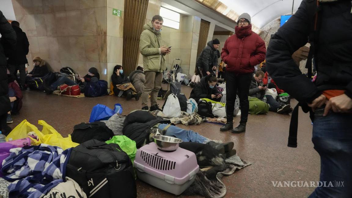 $!La gente se reúne en las estaciones del metro para usarlas como refugio.