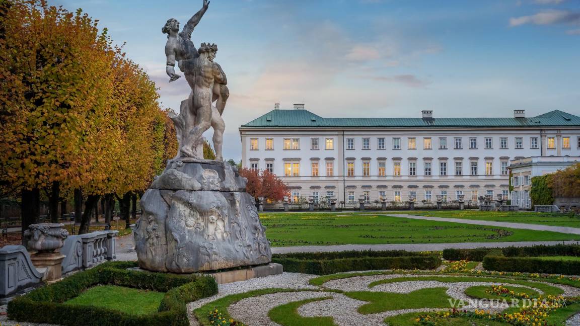 $!Palacio de Mirabell, y sus jardines, al atardecer, en Salzburgo, Austria.