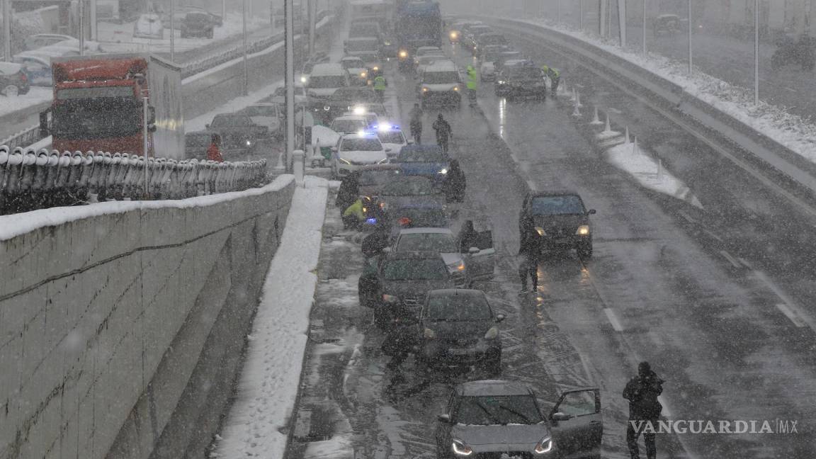Nieve deja a miles de personas varadas en Estambul y Atenas