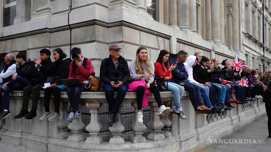 $!La gente se reúne para la procesión del ataúd de la reina Isabel II desde el Palacio de Buckingham hasta el Westminster Hall, en Londres.