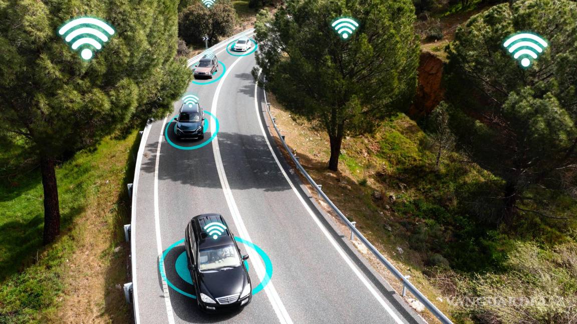 $!Coches conectados circulando por carretera.