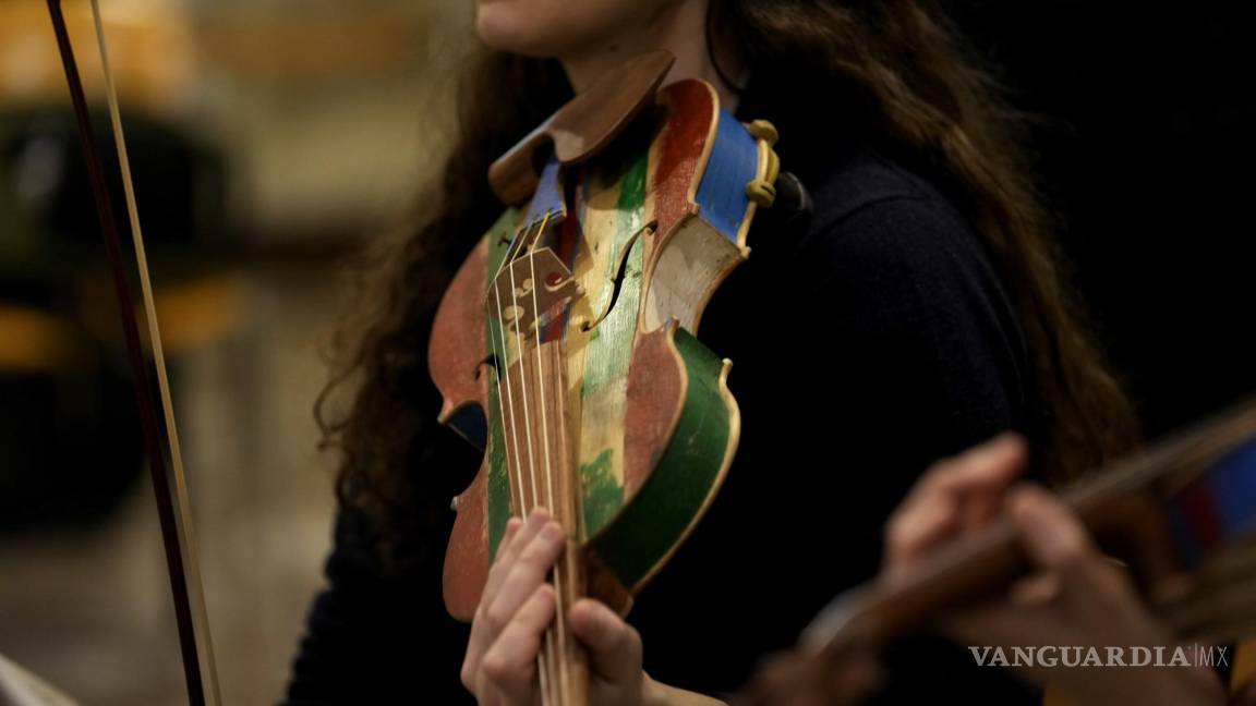 Construyen violines con madera de barcos de migrantes para concierto en Italia