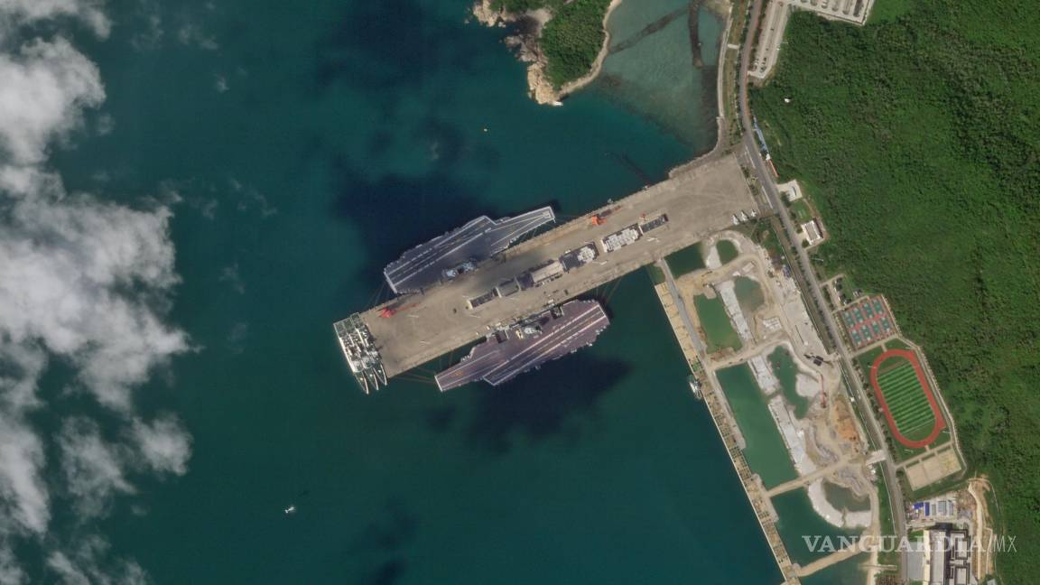 $!Los portaaviones chinos Shandong y Fujian en la base naval de Yulin, cerca de Sanya, China.